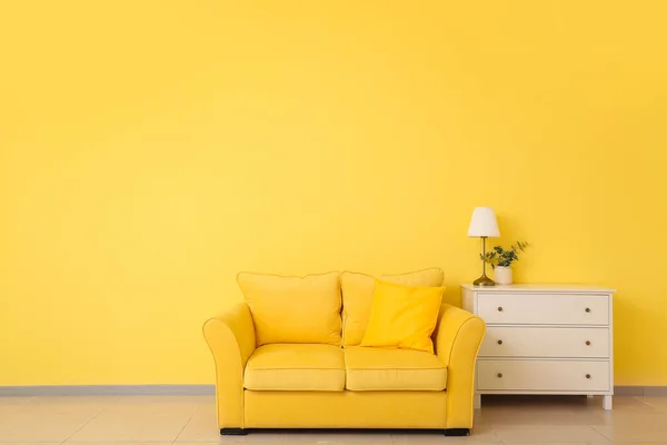 Cozy Sofa Chest Drawers Color Wall Room — Stock Photo, Image