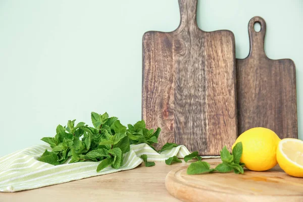 Menta Fresca Limón Tabla Madera Mesa Cocina — Foto de Stock