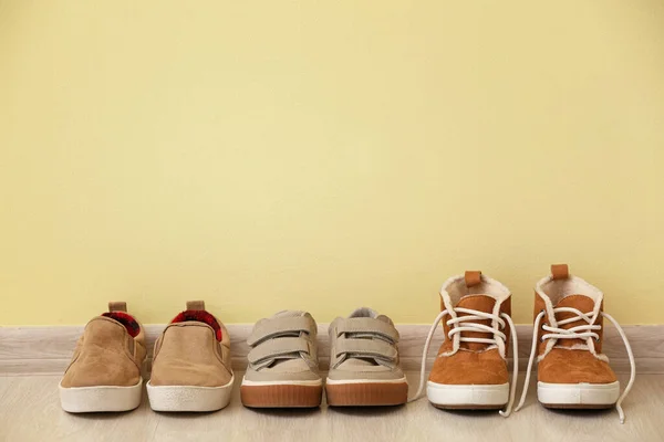 Sapatos Criança Perto Parede Cor — Fotografia de Stock