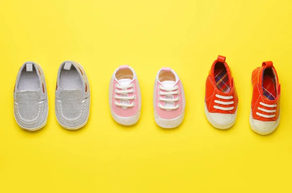 Παιδικά Παπούτσια Στο Φόντο Χρώμα — Φωτογραφία Αρχείου