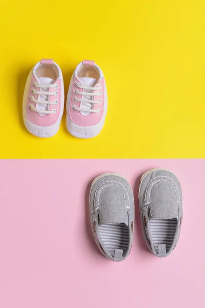 Chaussures Bébé Sur Fond Couleur — Photo