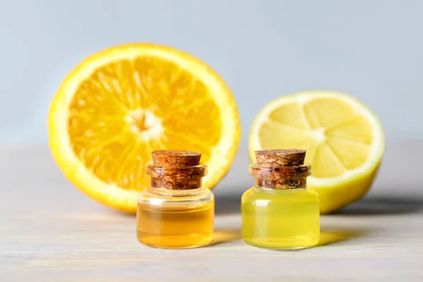 Бутылки Лимонного Эфирного Масла Столе — стоковое фото