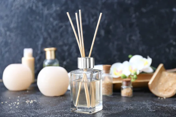 Aroma Diffuser Mooie Spa Compositie Donkere Achtergrond — Stockfoto