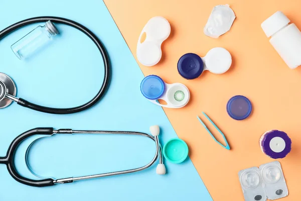 Behälter Mit Kontaktlinsen Lösungen Stethoskop Und Pinzette Auf Farbigem Hintergrund — Stockfoto