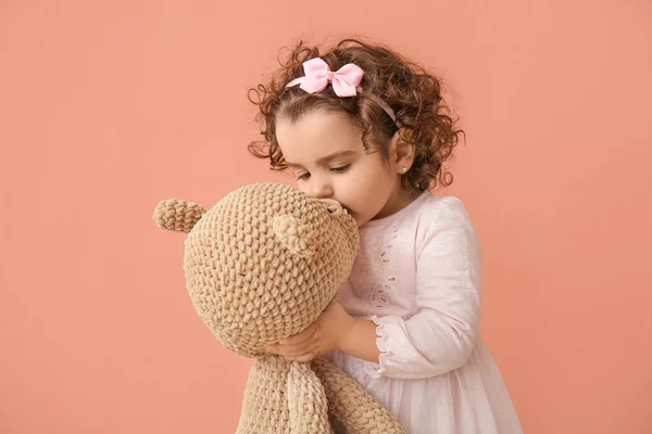 可爱的小女孩 带着泰迪熊的彩色背景 — 图库照片