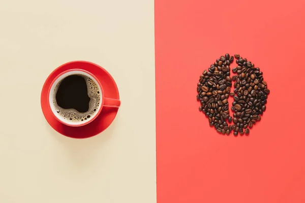 천연색 배경에 커피를 곁들인 창의적 — 스톡 사진