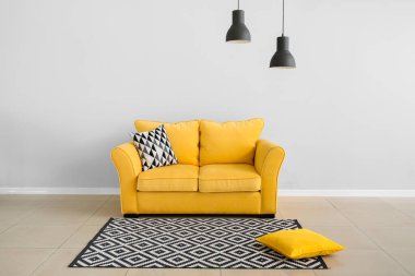 Rahat kanepeli, şık bir oda.