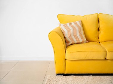 Oda duvarının yanındaki şık kanepe.