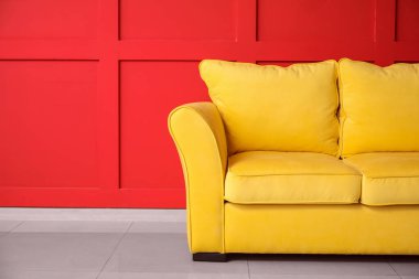 Odanın duvarına yakın şık bir kanepe