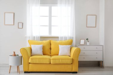 Odanın penceresinin yanındaki kanepe çok şık.