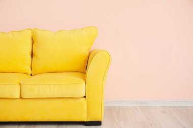 Odanın duvarına yakın şık bir kanepe