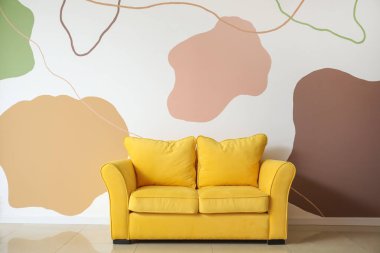 Odanın duvarına yakın şık bir kanepe