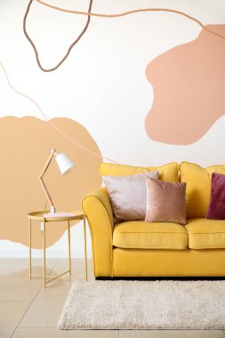 Rahat kanepeli, şık bir oda.