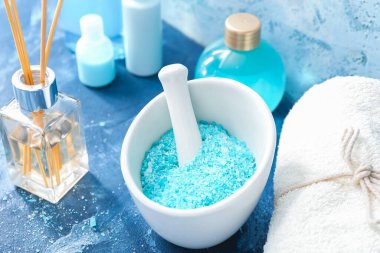 Renk arkaplanında deniz tuzu olan spa bileşimi