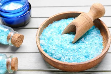 Ahşap zemin üzerinde deniz tuzu olan spa kompozisyonu