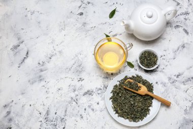 Bir fincan kuru çay yapraklı sıcak aromatik çay.