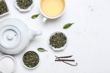 Kuru çay yaprakları ve çaydanlıkla dolu kaseler.