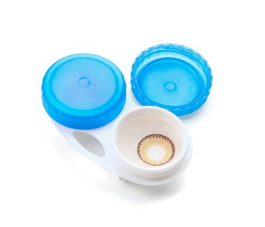 Beyaz arkaplanda kontak lensleri olan konteyner