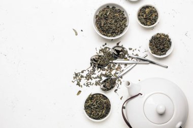 Tabaklar ve kaşıklar ve masada kuru yapraklar.