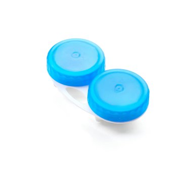 Beyaz arkaplanda kontak lensleri olan konteyner