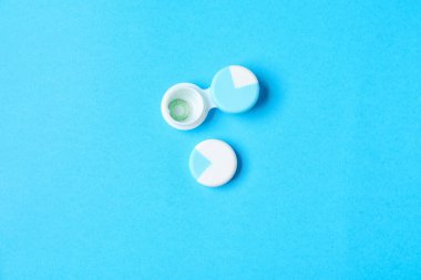 Renk arkaplanında kontak lensleri olan konteyner