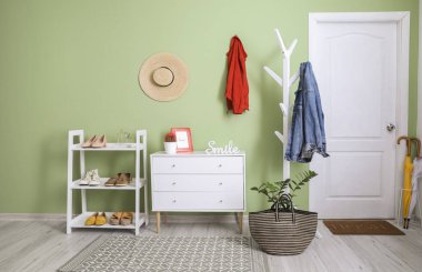 Modern koridorun şık iç tasarımı