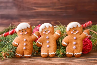 Tahta arka planda zencefilli kurabiyeli Noel kompozisyonu