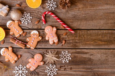 Tahta arka planda zencefilli kurabiyeli Noel kompozisyonu