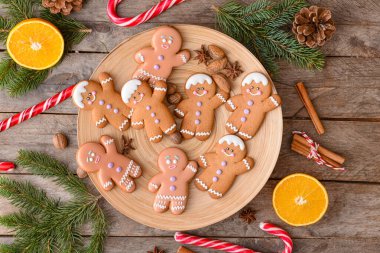 Tahta arka planda zencefilli kurabiyeli Noel kompozisyonu