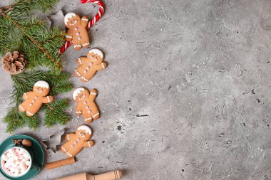 Arkaplanda zencefilli kurabiye olan Noel kompozisyonu