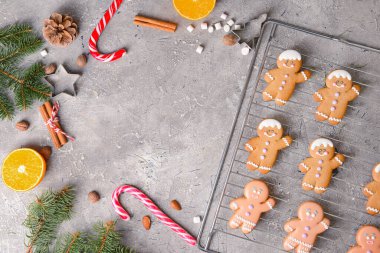 Arkaplanda zencefilli kurabiye olan Noel kompozisyonu