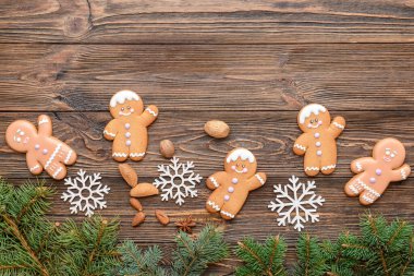 Tahta arka planda zencefilli kurabiyeli Noel kompozisyonu