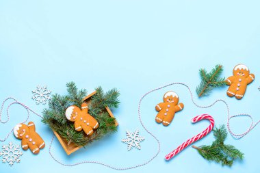 Renkli arkaplanda zencefilli kurabiyeli Noel kompozisyonu