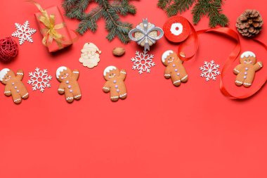Renkli arkaplanda zencefilli kurabiyeli Noel kompozisyonu