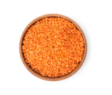 Beyaz arka planda bir kase kırmızı mercimek