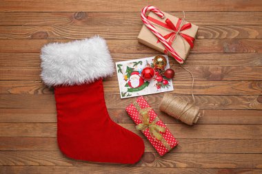 Ahşap arka planda Noel çoraplı kompozisyon