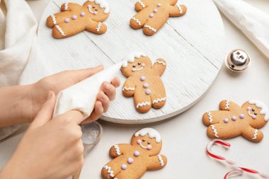 Masada zencefilli kurabiye süsleyen kadın