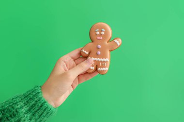 Arka planda Noel kurabiyesi tutan kadın