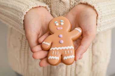 Noel kurabiyesi tutan kadın, yakın plan.