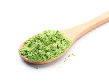 Beyaz arka planda kibrit çay tozu ile kaşık