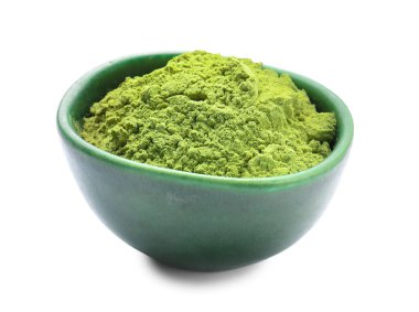 Beyaz arka planda kibrit çay tozu olan kase