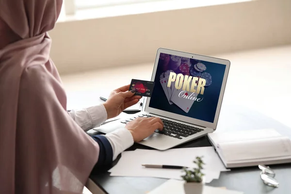 Mladá Arabská Žena Hraje Poker Online Doma — Stock fotografie