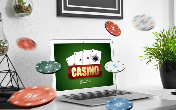 Текст Casino Online Экране Ноутбука Столе Номере — стоковое фото