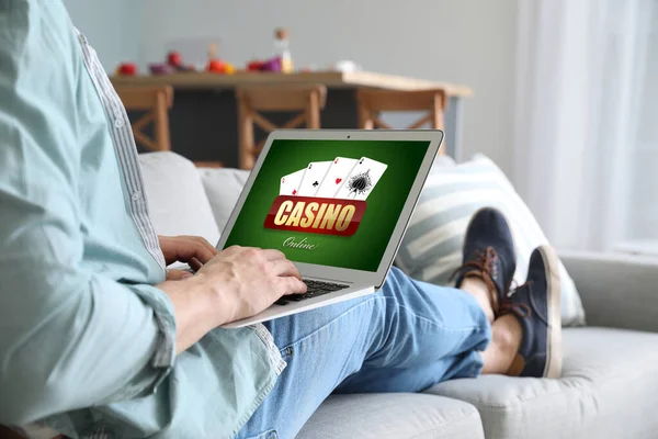 Ung Man Med Bärbar Dator Spelar Kasino Nätet Hemma — Stockfoto