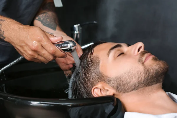 Peluquería Profesional Lavando Cabello Del Cliente Barbería — Foto de Stock