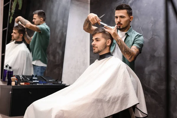 Coiffeur Professionnel Travaillant Avec Client Dans Salon Coiffure — Photo