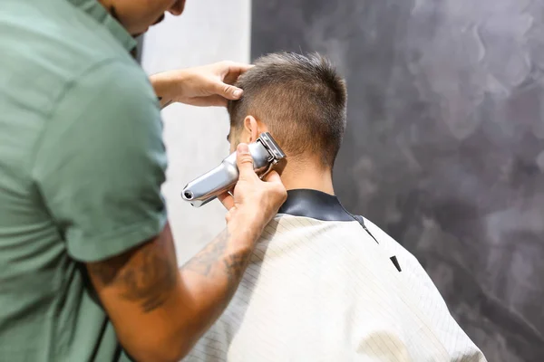 Peluquería Profesional Trabajando Con Cliente Peluquería — Foto de Stock