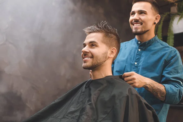 Parrucchiere Professionista Che Lavora Con Cliente Barbiere — Foto Stock