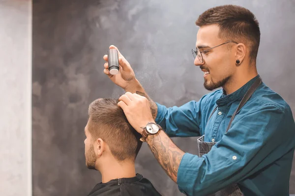 Professionele Kapper Werken Met Klant Kapperszaak — Stockfoto