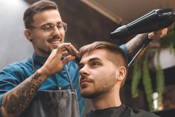 Profesjonalny Fryzjer Pracujący Klientem Salonie Fryzjerskim — Zdjęcie stockowe